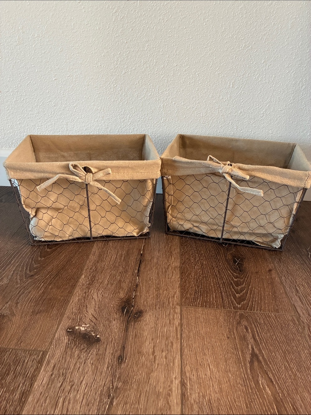 Farmhouse Style Country Chicken Wire Baskets w/ Cloth Lining. Set of 2. New